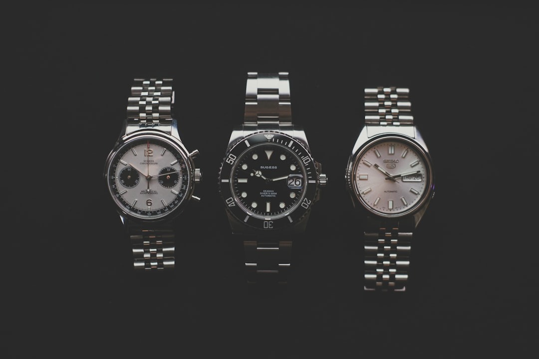 Reloj híbrido con esfera analógica y sensores ocultos
