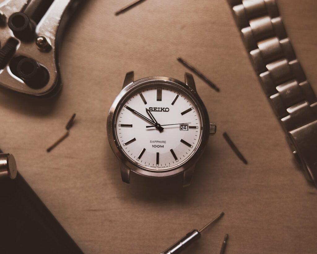 Reloj revisado sobre el banco de trabajo del taller