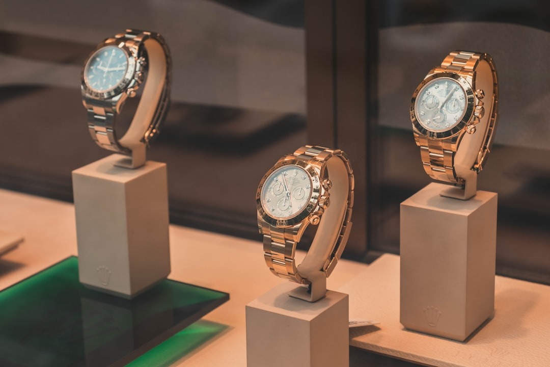 Relojes expuestos en la vitrina de Time Past