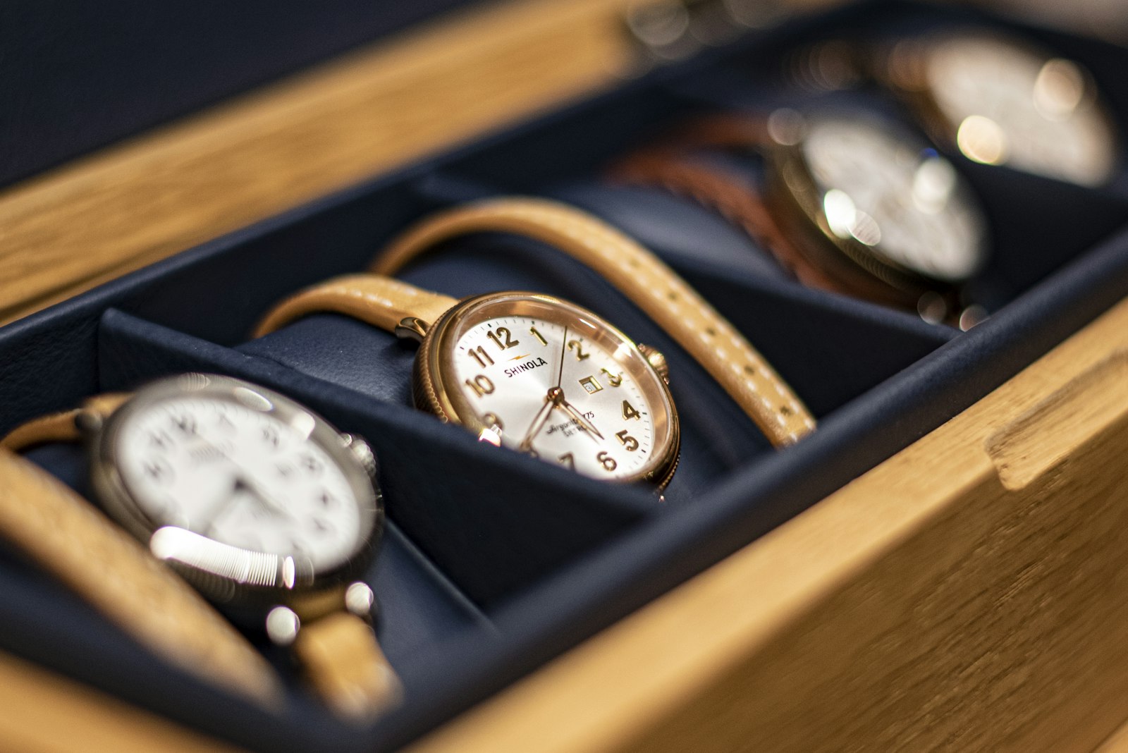 Colección de relojes clásicos sobre un estuche de madera