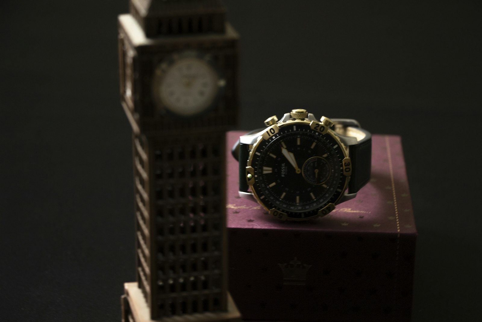Detalle de un reloj mecánico en el taller de Time Past