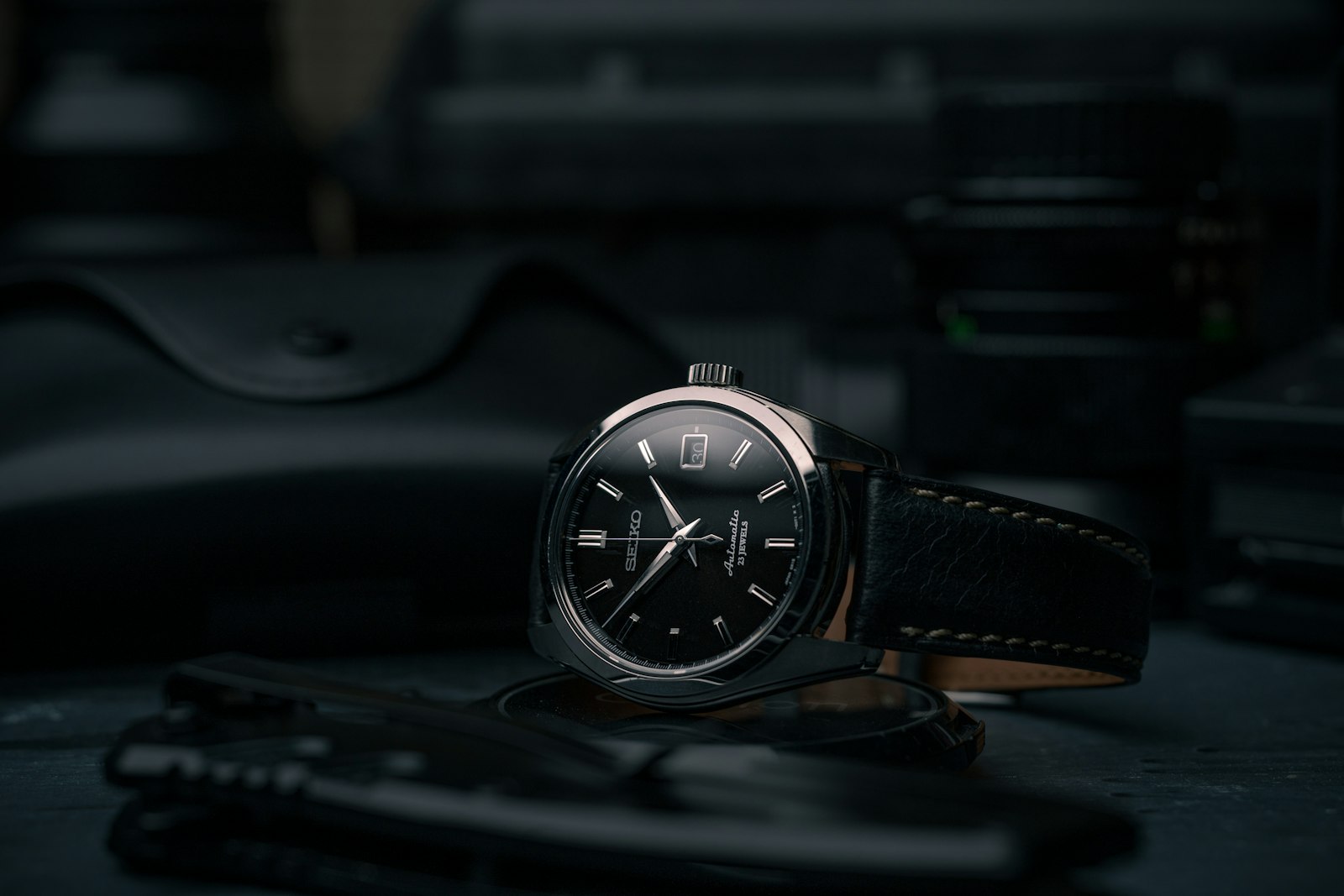 Reloj de pulsera sobre el banco de trabajo